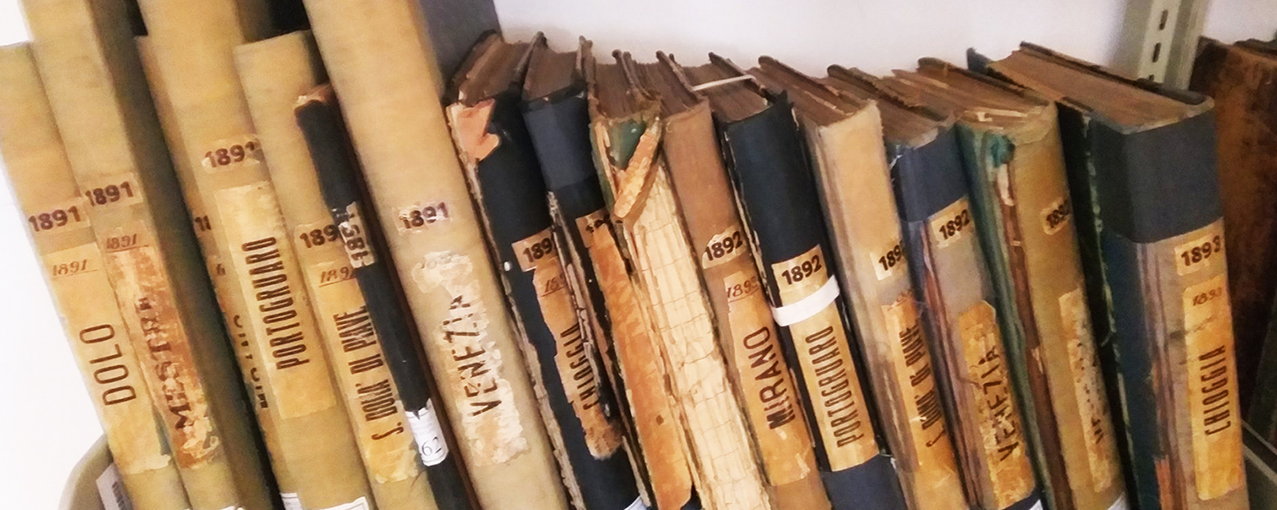Livros antigos em uma prateleira