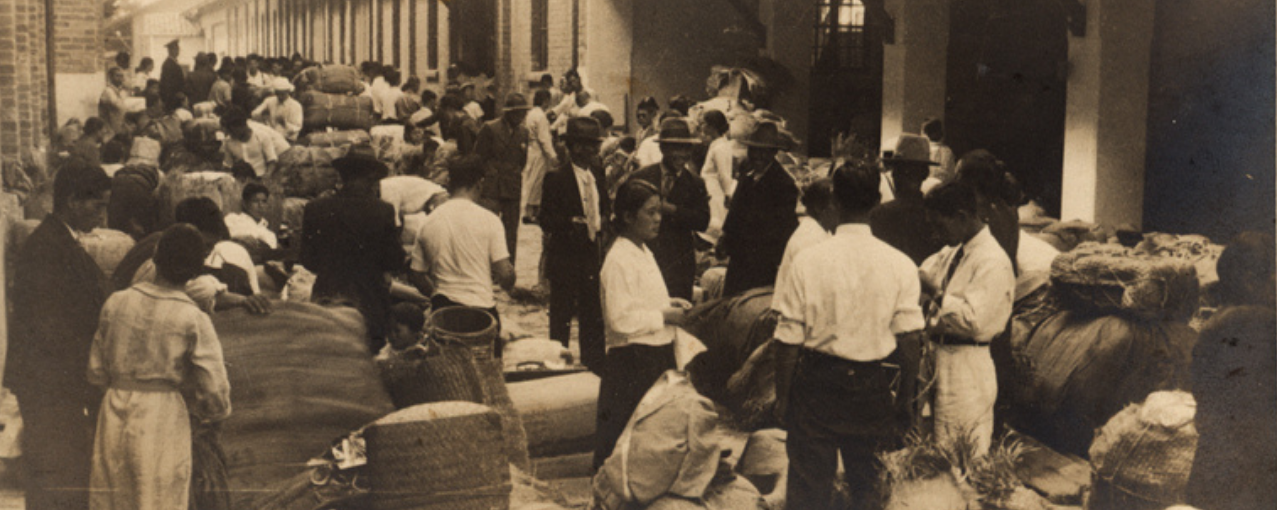 foto do acervo do museu com um grupo de migrantes na Hospedaria do Brás