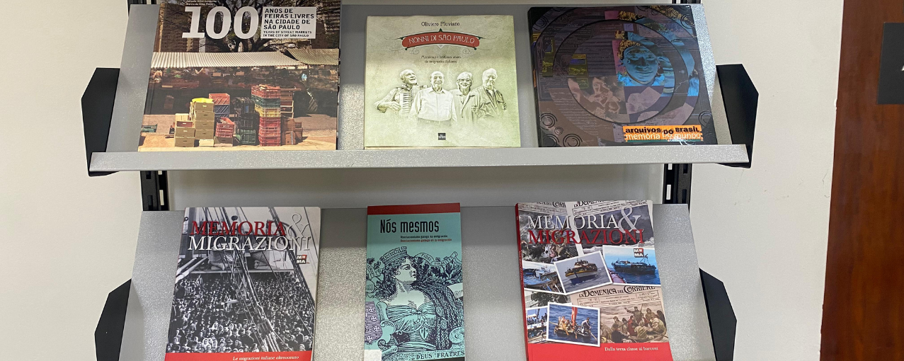 Na imagem, consta uma foto da estante do CPPR com alguns exemplares que estão disponíveis para consulta do público.