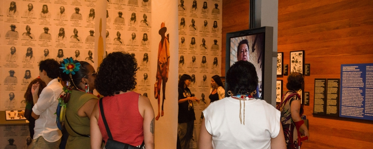 Foto de personas que visitan el museo