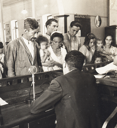 Família de migrantes sendo registrada na Hospedaria - Acervo Museu