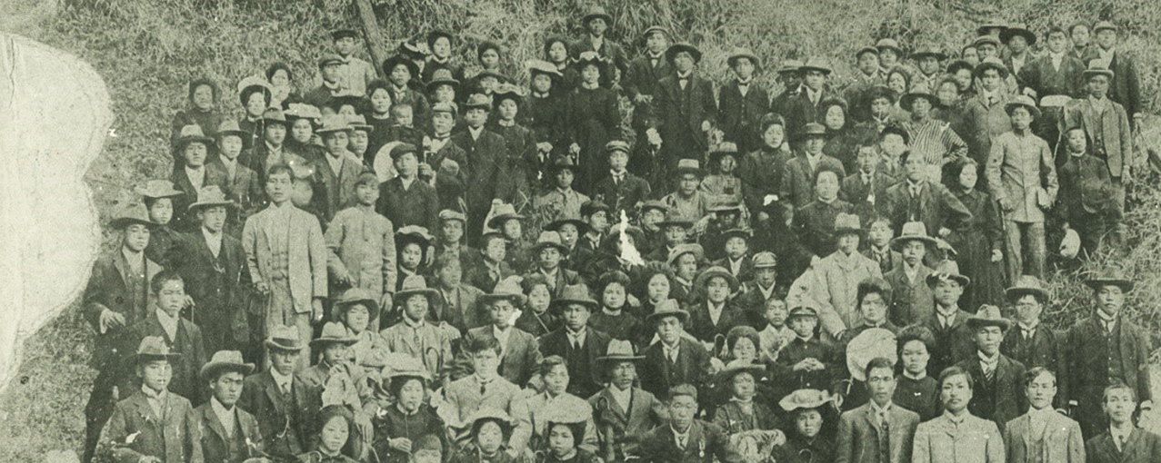 Fotografia de acervo, em preto e branco, mostrando 123 migrantes japoneses, entre homens, mulheres e crianças