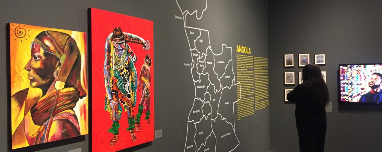 Na imagem, consta uma colaboradora do Museu da Imigração visitando a exposição "Onde o arco íris se esconde", do artista Paulo Chavonga