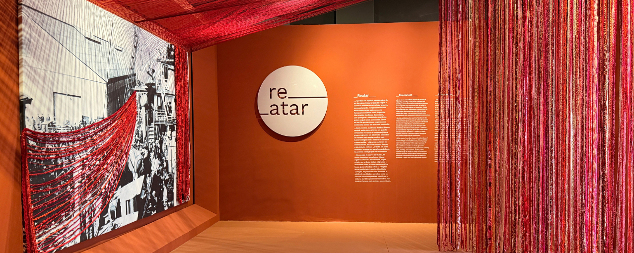 Na imagem, consta a entrada da exposição "Reatar".