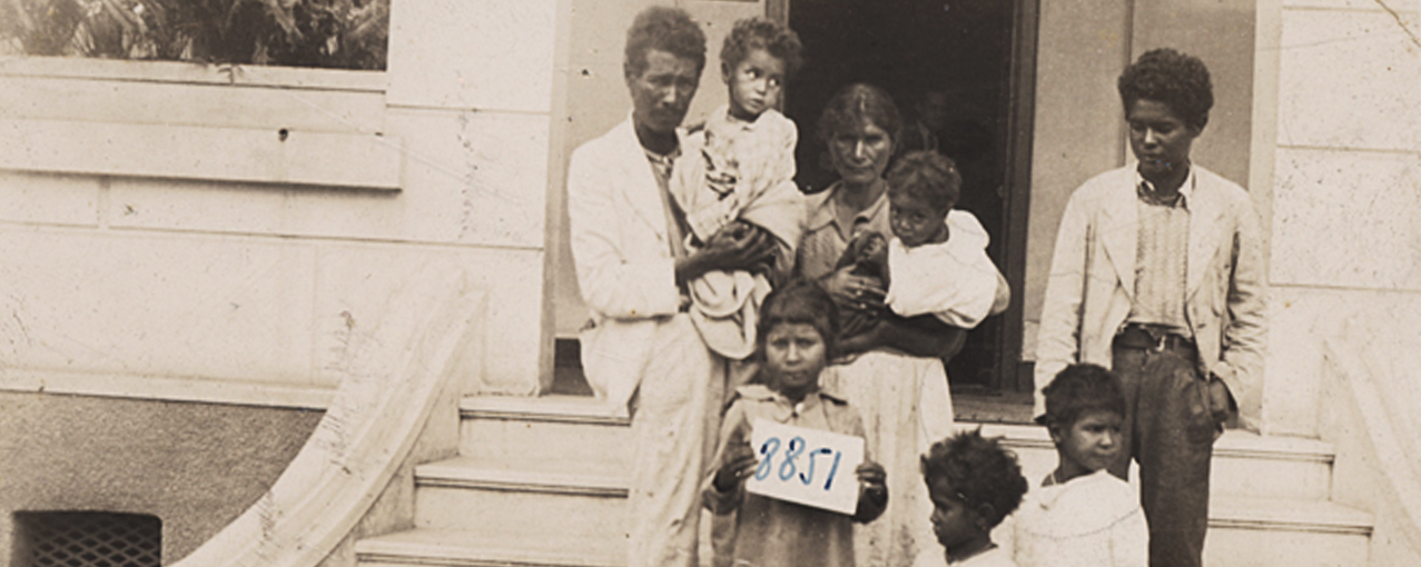 Fotografia de acervo, em sépia, mostrando uma família de imigrantes nacionais, formada por homem, mulher e seis filhos