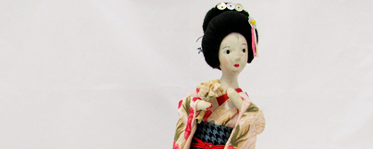 Boneca japonesa de porcelana com roupas típicas