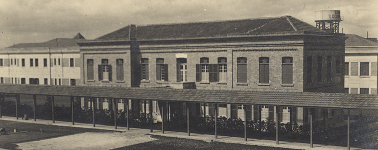 A imagem mostra a fachada do edifício central do hospital da antiga Hospedaria de Imigrantes do Brás