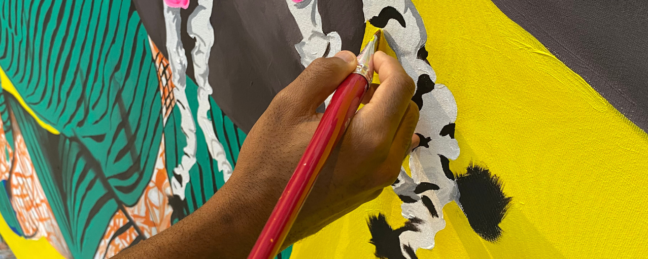 mão de um homem negro pintando um quadro