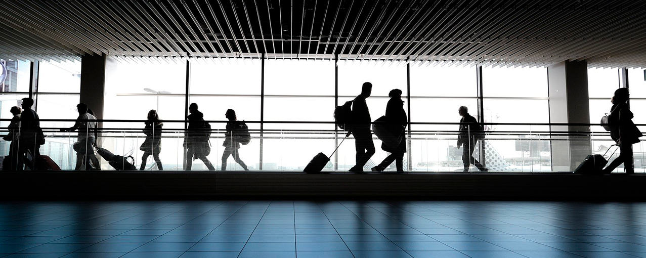 Foto das silhuetas de pessoas em um aeroporto