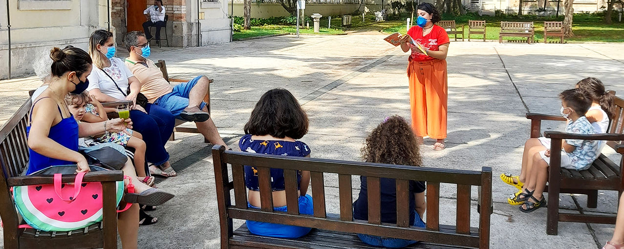 Foto de mediação de leitura no jardim