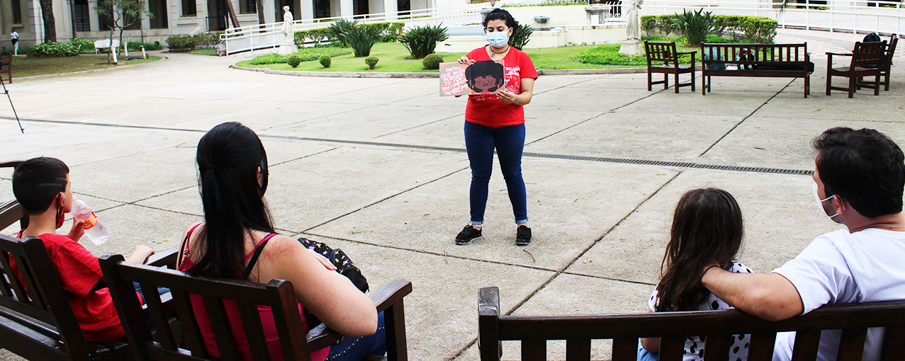 Foto de mediação de leitura no jardim
