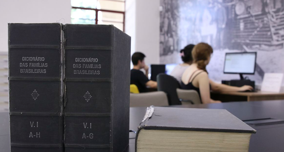 livros do acervo do MI.