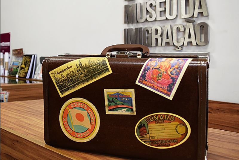 Foto de mala de viagem na loja do Museu da Imigração